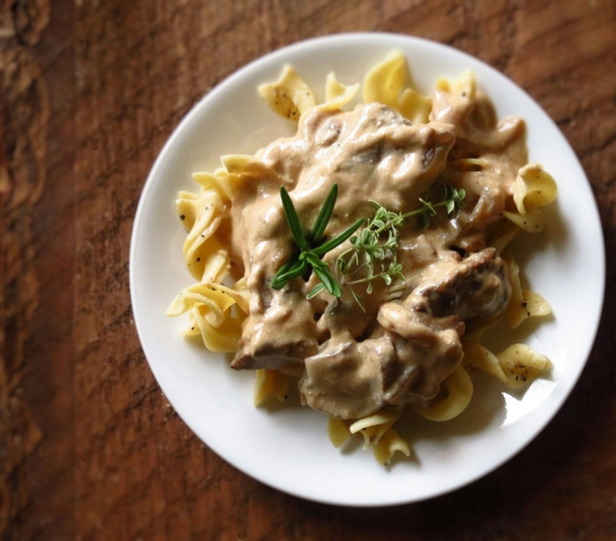 Бефстроганов со сливочным соусом и лапшой