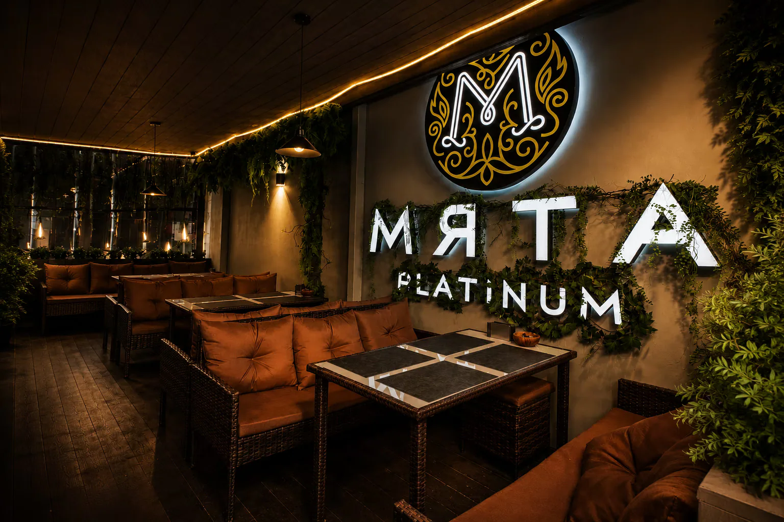 Вечерняя веранда Мята Platinum Одеон со светящейся эмблемой и живой зеленью