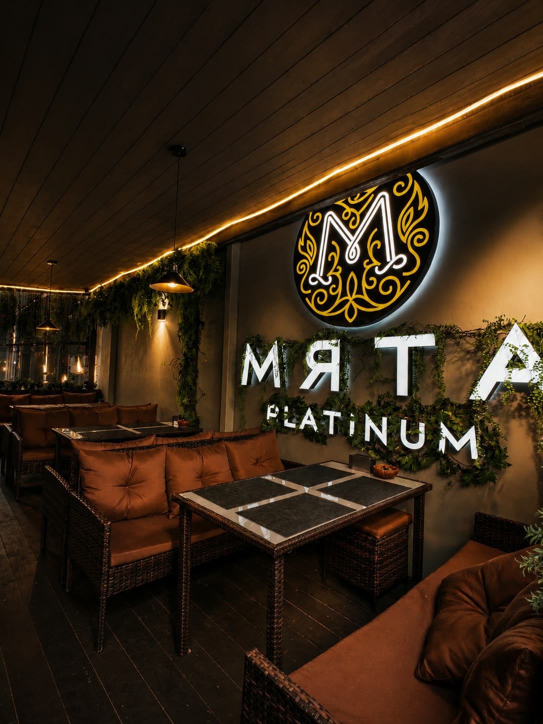 Веранда с надписью «Мята Platinum» у входа в Одеон