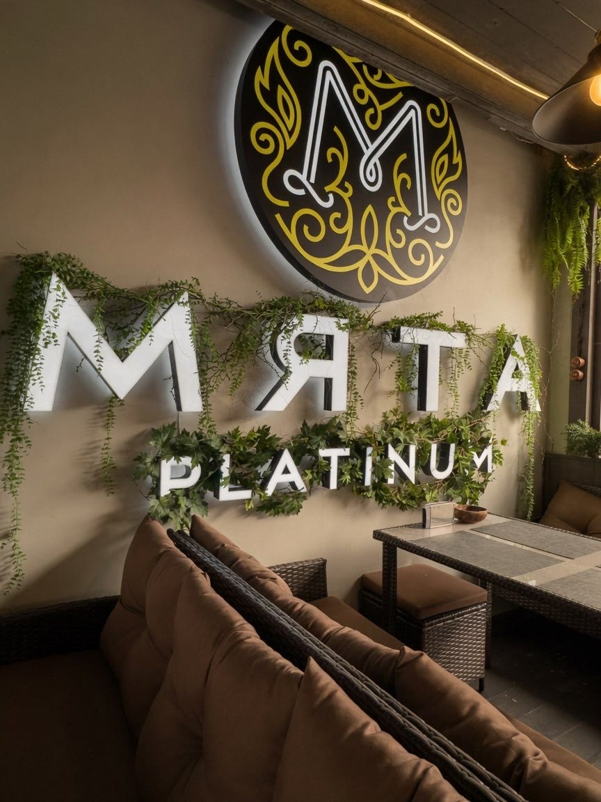 Вывеска Мята Platinum на веранде Одеона